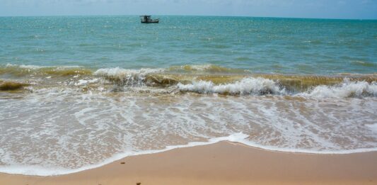 Quatro trechos de praia são considerados impróprios para banho na Paraíba