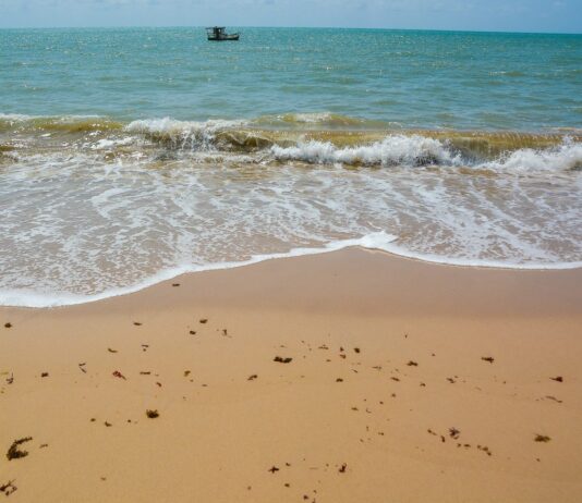 Quatro trechos de praia são considerados impróprios para banho na Paraíba
