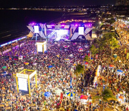 Milhares de pessoas lotam praia do Cabo Branco para ver Kelly Silva, Nando Cordel, Walkyria Santos e Cavaleiros do Forró