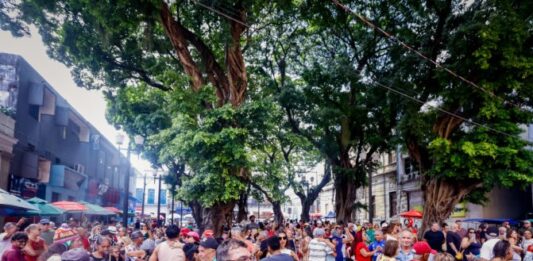 Helô Uehara leva batuque, axé e samba para o Sabadinho Bom em João Pessoa