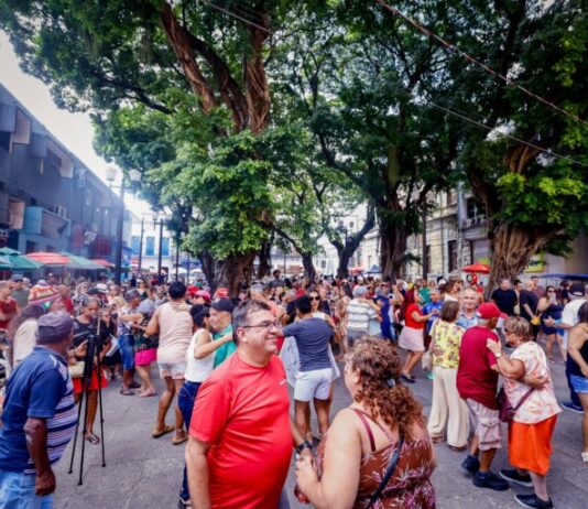 Helô Uehara leva batuque, axé e samba para o Sabadinho Bom em João Pessoa