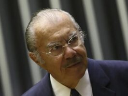 Ex-presidente José Sarney segue internado em hospital de São Paulo