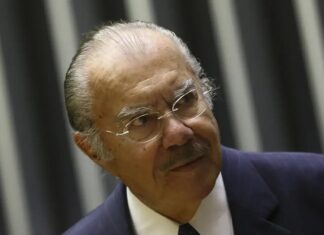 Ex-presidente José Sarney segue internado em hospital de São Paulo