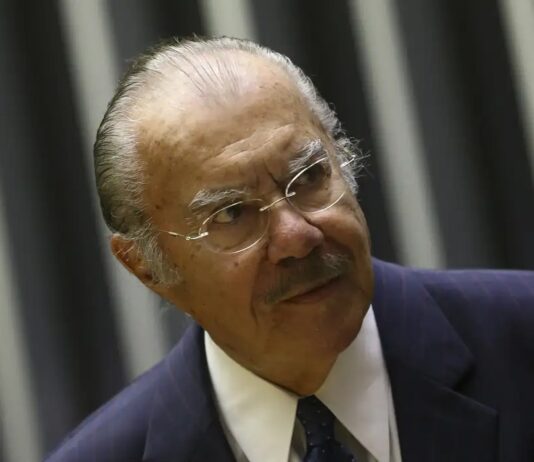 Ex-presidente José Sarney segue internado em hospital de São Paulo