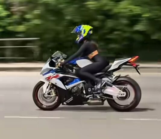 Juliette pilota moto de R$ 139 mil, comete infrações e noivo ainda elogia