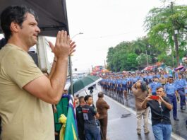 Leo Bezerra destaca organização da prefeitura e participação popular durante abertura do desfile cívico em Mangabeira