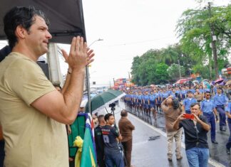 Leo Bezerra destaca organização da prefeitura e participação popular durante abertura do desfile cívico em Mangabeira