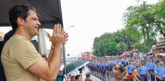 Leo Bezerra destaca organização da prefeitura e participação popular durante abertura do desfile cívico em Mangabeira