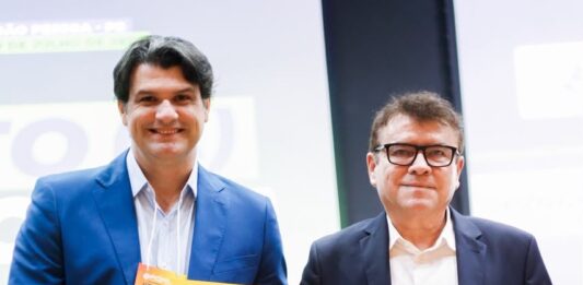 Leo Bezerra recebe prêmio ‘Prefeito Inovador 2026’ e apresenta experiências de João Pessoa para modernizar o serviço público