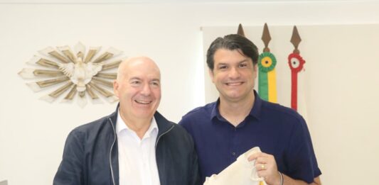 Leo Bezerra recebe visita de prefeito português e projeta parcerias nas áreas de arte e artesanato