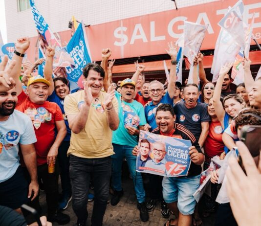 Cícero Lucena e Léo Bezerra percorrem João Pessoa com o Movimento 15