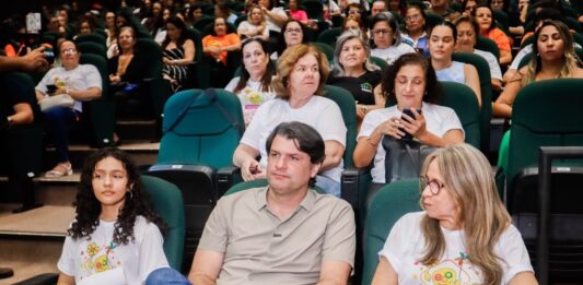Leo Bezerra defende união de esforços para fortalecer a proteção de crianças e adolescentes na era digital