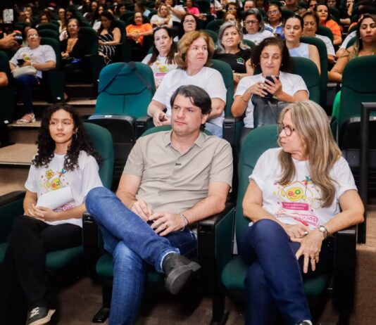 Leo Bezerra defende união de esforços para fortalecer a proteção de crianças e adolescentes na era digital