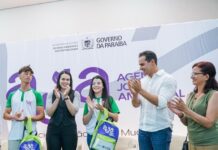 Lucas Ribeiro entrega kits do programa Agente Jovem Ambiental em Campina Grande