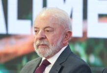 Lula troca de avião após falha no motor antes de voo no Pará