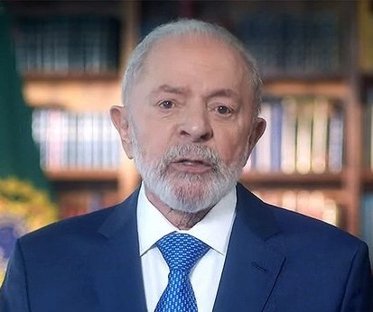 Lula vira, vence Flávio Bolsonaro e se reelege presidente do Brasil