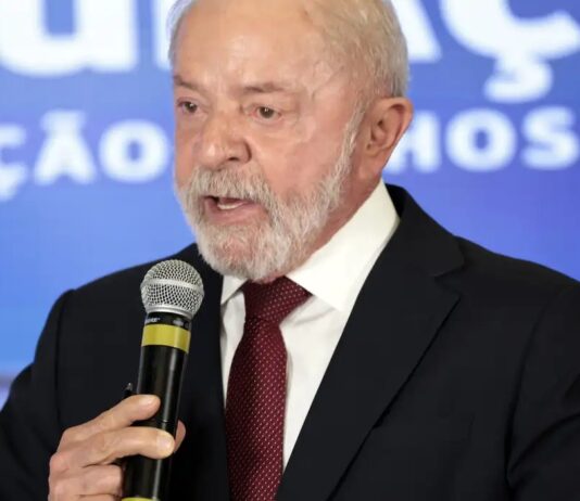 Médico diz que Lula retirou lesão e deve repousar nos próximos dias