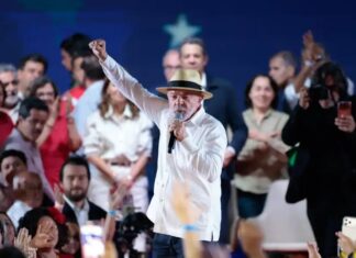 PT oficializa candidatura de Lula à Presidência