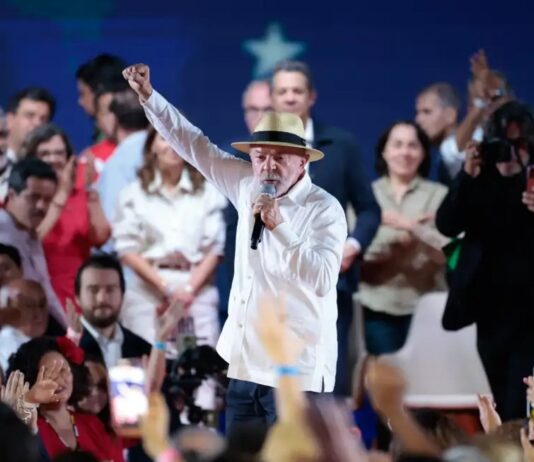 PT oficializa candidatura de Lula à Presidência