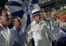 Lula é homenageado em desfile da Acadêmicos de Niterói no Rio