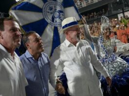 Lula é homenageado em desfile da Acadêmicos de Niterói no Rio