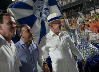 Lula é homenageado em desfile da Acadêmicos de Niterói no Rio