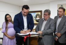 João Azevêdo transmite cargo para Lucas Ribeiro e viaja para China