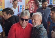 Ao lado de Lula, João Azevêdo prestigia desfile do Galo da Madrugada, em Recife