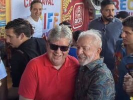 Ao lado de Lula, João Azevêdo prestigia desfile do Galo da Madrugada, em Recife