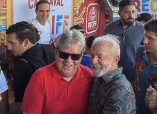 Ao lado de Lula, João Azevêdo prestigia desfile do Galo da Madrugada, em Recife