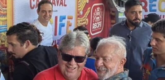 Ao lado de Lula, João Azevêdo prestigia desfile do Galo da Madrugada, em Recife