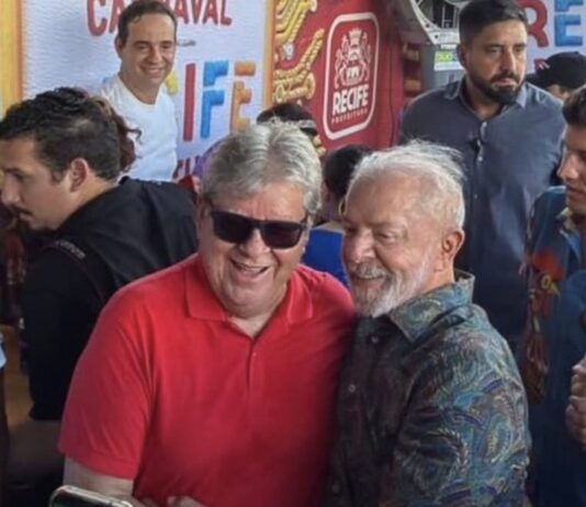 Ao lado de Lula, João Azevêdo prestigia desfile do Galo da Madrugada, em Recife