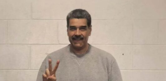 Sorridente e com mensagem religiosa, Maduro aparece em fotos na prisão nos EUA