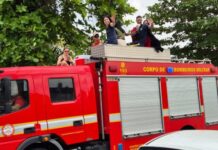 Medalhista olímpico Netinho desfila em carro aberto em João Pessoa
