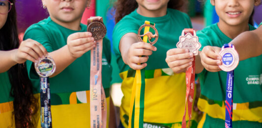 Educação Municipal de Campina Grande celebra conquistas de cerca de 150 medalhas em olimpíadas de conhecimento em 2026