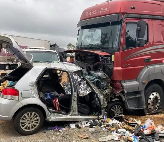 Seis pessoas da mesma família morrem em acidente na BR-251 em MG