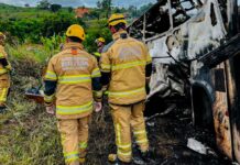 Mortes confirmadas no acidente em rodovia de Minas chegam a 41
