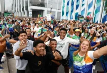 Marcha para Jesus reúne milhares de fiéis no centro do Rio de Janeiro