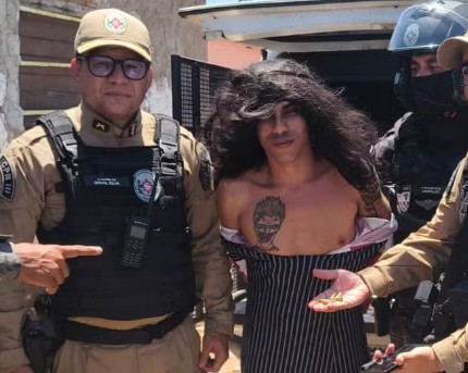 Suspeito de homicídios é preso disfarçado de mulher com criança no colo