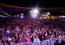 Noite dos Namorados com muitos casais e forró romântico no Parque do Povo