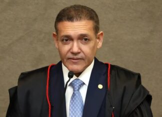 Nunes Marques toma posse na presidência do TSE; Mendonça será vice