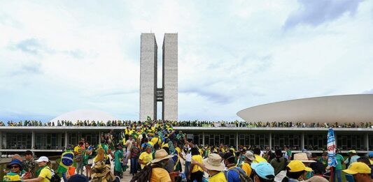 STF muda decisão de Moraes e reduz pena de condenada por 8 de janeiro