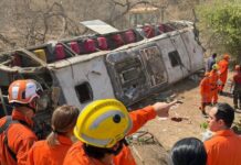 Ônibus com romeiros capota e deixa 15 mortos e feridos