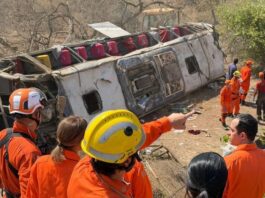 Ônibus com romeiros capota e deixa 15 mortos e feridos