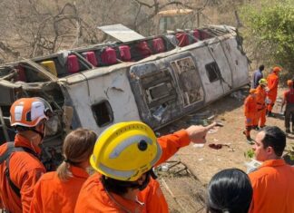 Ônibus com romeiros capota e deixa 15 mortos e feridos