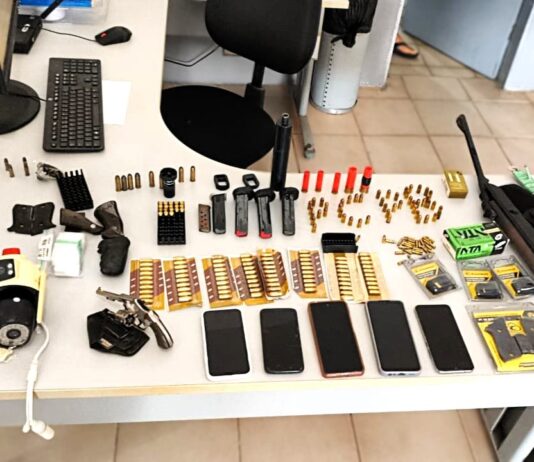 NO CONDE: Polícia prende mulher em flagrante com arsenal de armas de fogo e munições
