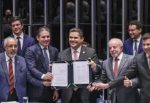 Com a presença de Lula, Congresso promulga emenda que acaba com escala 6×1
