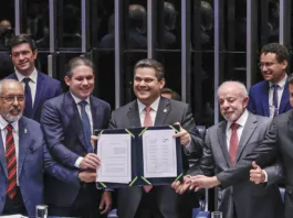 Com a presença de Lula, Congresso promulga emenda que acaba com escala 6×1