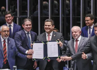 Com a presença de Lula, Congresso promulga emenda que acaba com escala 6×1