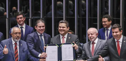 Com a presença de Lula, Congresso promulga emenda que acaba com escala 6×1
